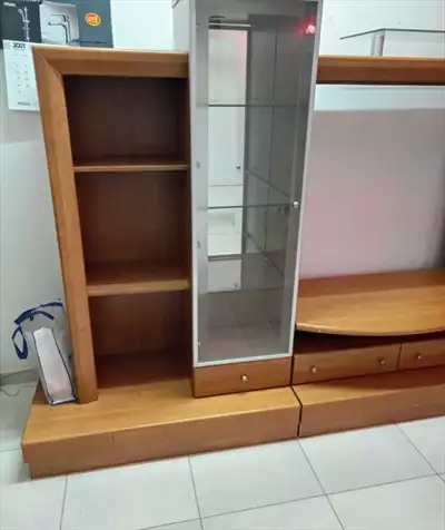  صورة 2 LARGE TV table TV stand with attached showcase for immediate sale