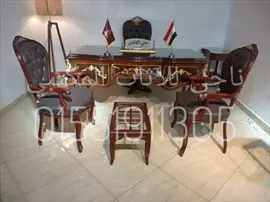 صورة - مكتب وزاري من الخشب الزان الأحمر مطعمه بالنحاس من