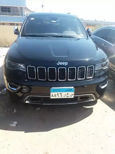  صورة 5 سيارة جراند شيروكي حالة زيرو لون أسود فرش جلد أسود