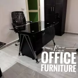 صورة - مكتب موظف زجاج سيكوريت ضد الكسر متوفر بجميع الالوان من شركه Ezz office furniture