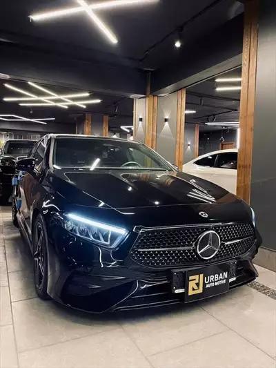  صورة 1 Mercedes Benz A200 AMG Mercedes A200 AMG Face lift 2023 Zero 1400cc 4 cylinder اسود فرش اسود استيراد